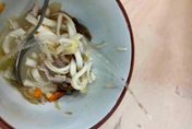 影/關綠島在吃的？宜蘭南澳致命食安危機　學生營養午餐驚見塑膠片、頭髮跟蟲屍