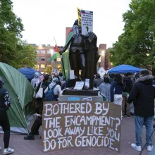 挺巴勒斯坦示威延燒！華盛頓大學學生靜坐紮營　美國父銅像身披巴國旗
