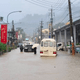 南投雨彈開轟！竹山2小時狂灌136毫米　車輛慘陷黃泥河