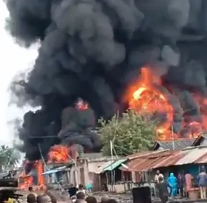 影/西非貝南非法燃料庫發生爆炸　烈焰衝天至少34人喪生