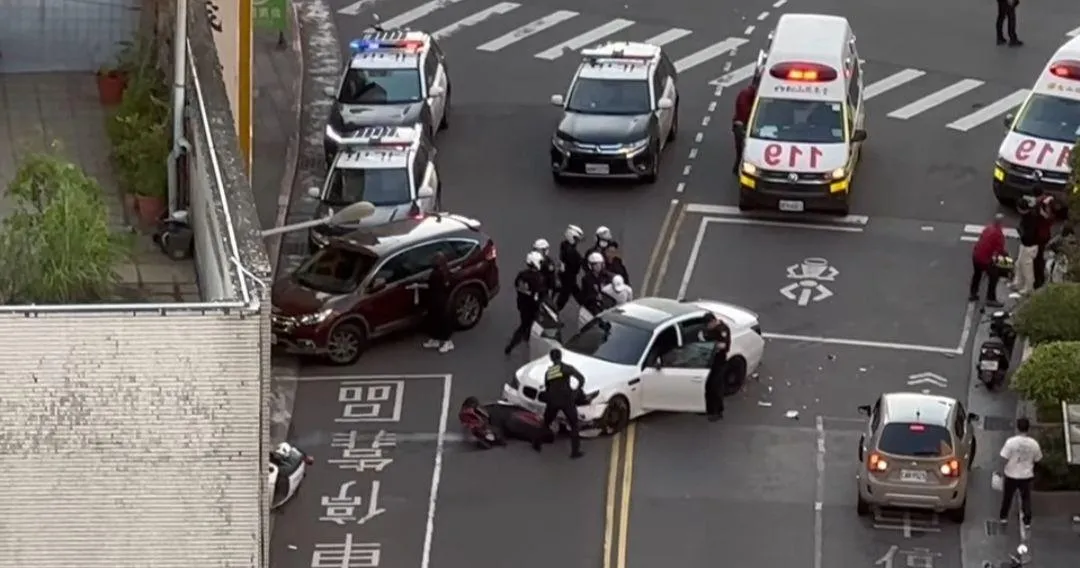 影/追逐視角曝!北市毒蟲拒檢逃撞2車釀2傷 警持槍他嚇到趴地