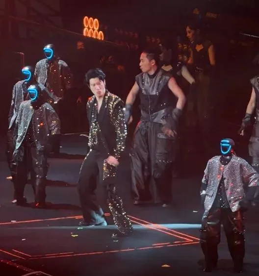 影/王力宏成都演唱會「機器人伴舞」!高難度「空翻」馬斯克點讚