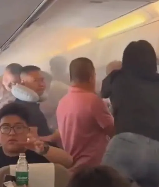 影/陸東航機艙驚傳起火!剛落地「飄焦味」 乘客驚恐合力撲滅