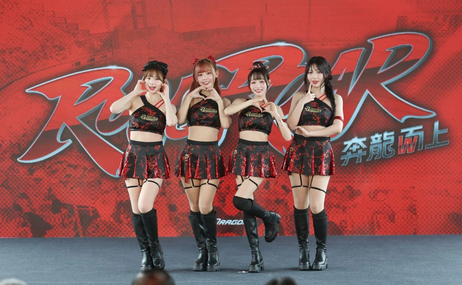 影/李多慧親手操刀設計!小龍女黑旗袍新制服首次亮相