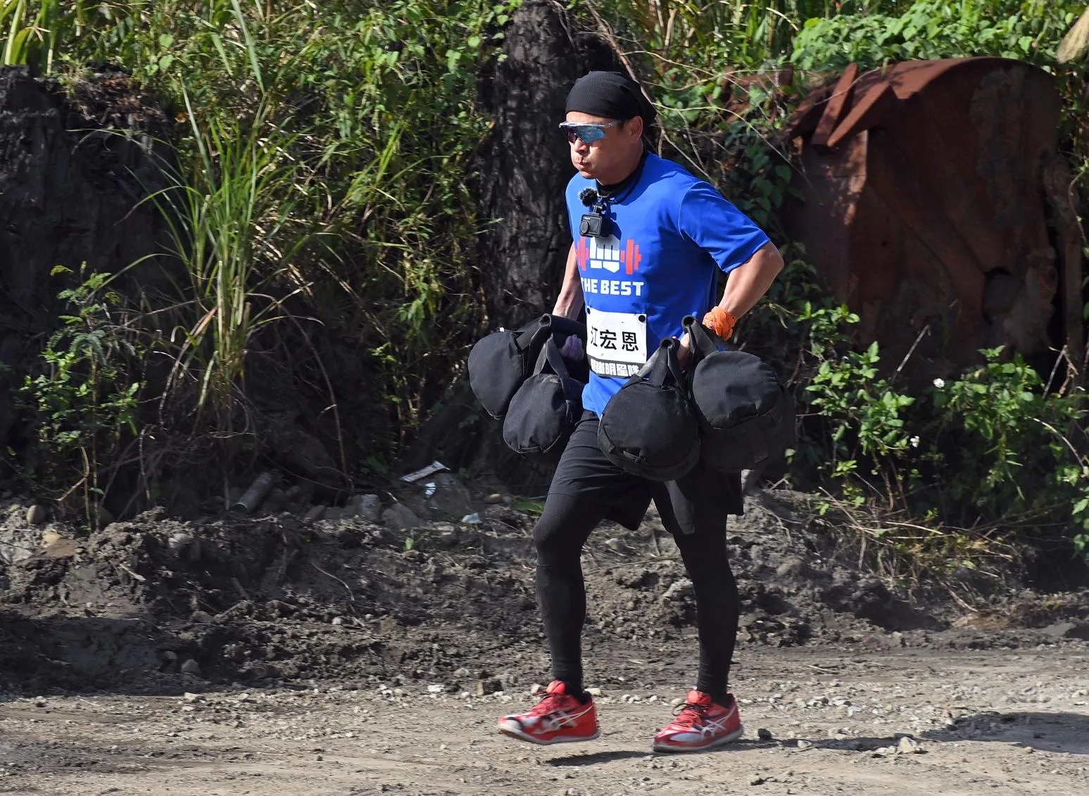 曾遭醫警告長期失眠恐暴斃!江宏恩錄影「扛沙袋」秀超狂體能