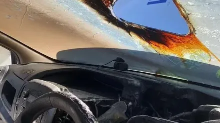 車主將太陽眼鏡放擋風玻璃下　聚焦陽光後竟起火燒掉車頭