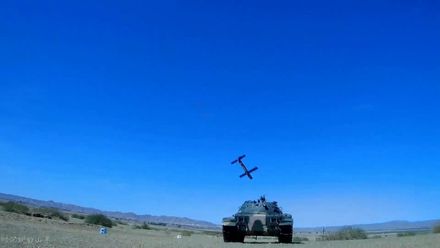 影／陸版「彈簧刀」巡飛無人機發射罕見曝光 精準命中15公里外地面坦克靶車