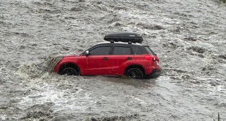 宜蘭山區超大豪雨！清水地熱公園溪水暴漲　43人慘困溪床