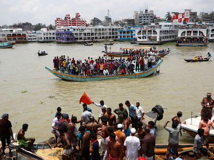 孟加拉渡輪翻覆！滿船旅客「180度反轉」跌入海　至少23人身亡、數十人失蹤