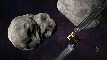 一個重600公斤的人造物即將撞上一顆高速飛行的小行星