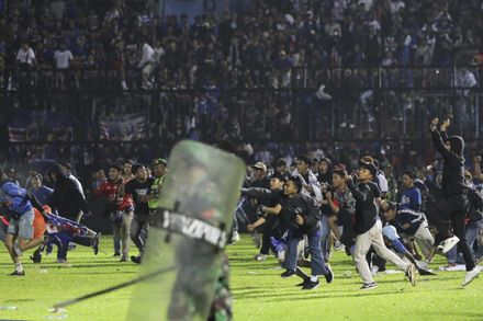 足球場踩踏事件後首度對戰！印尼足球賽為求安全閉門進行　場邊0觀眾