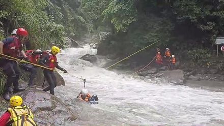 溪水暴漲！宜蘭9溯溪客受困金岳瀑布…警消架繩驚險救援