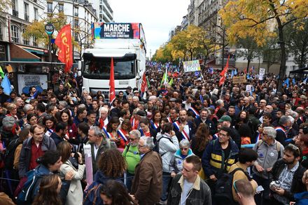 不滿政府對勞工福利和環保毫無做為　法國3萬人走上街頭示威抗議