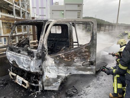 快訊/新北台61高架火燒車　貨車車頭起火燒到剩骨架