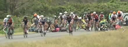日本自行車公路賽發生嚴重碰撞！多名選手受傷送醫