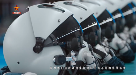 解放軍推出似鋼鐵人「熊貓盔」！新一代雲端護甲細節首次亮相