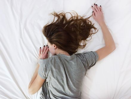 秒睡不代表睡得好！睡眠專家教4徵兆，揪出隱藏「失眠一族」