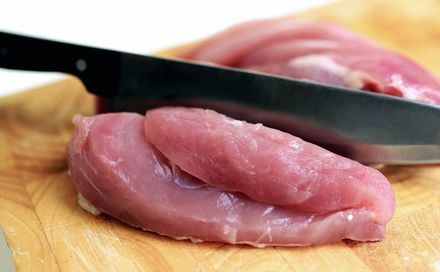 別「水洗生雞肉」！小心細菌滋生釀食物中毒　專家曝正確處理做法