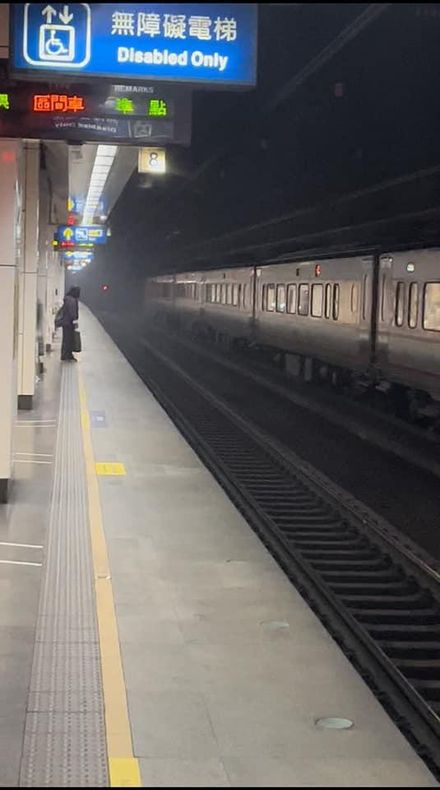 松山站月台滿滿燒焦味！「自強號冒煙著火」200名旅客緊急換車