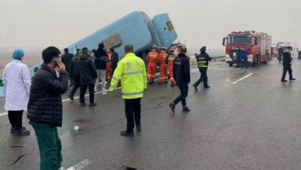 【影】黑龍江大巴疑路面結冰失控側翻致4死15傷　乘客中有疫情解封返家學生