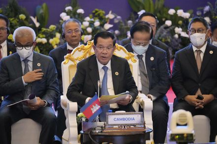 柬埔寨總理洪森確診新冠　東協峰會全程無口罩與拜登、尹錫悅等人握手聊天