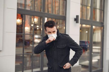 公共場所「咳不停」嚇壞人！醫：「咳嗽」只是症狀　揪出病因才能根治！