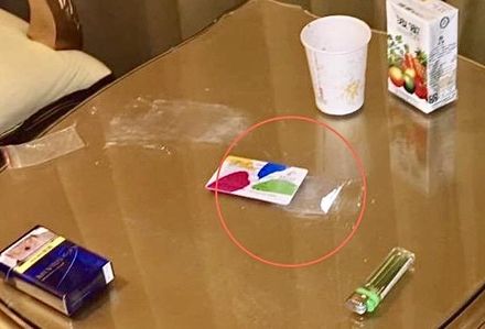 警臨檢旅館他房內飄出塑膠味　白色粉末跟悠遊卡放桌上GG了