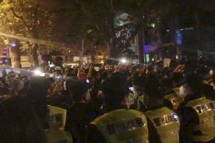 新疆大火10死掀反封控聲浪　上海民眾聚集烏魯木齊中路悼念抗議