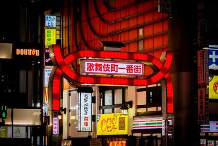 東京夜生活新奇景　年輕女性歌舞伎町公園站壁等恩客