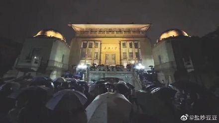 【影】校內爆疫情！傳武漢大學數百學生冒雨群聚　要求提前放寒假返鄉