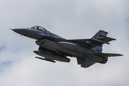 美空軍飛行員駕F-16C追民航機誤判形勢棄機...任務失敗、燒掉8億