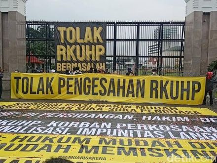 【影】印尼「婚外性行為」將列刑事罪　民團抗議