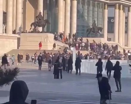 【影】蒙古爆大規模反貪腐示威行動　抗議群眾砸窗試圖闖進「國家宮」