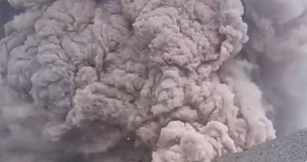 【影】智利嚮導帶登山客爬火山正好遇噴發　生死一瞬全都錄下