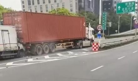 【影】貨櫃車錯上高架原地倒車…啪一聲！2人慘死車內