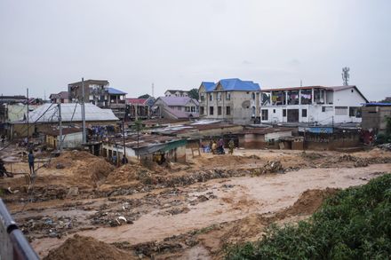 【影】民眾三貼「逆流而上」卻慘遭淹沒　剛果洪災持續肆虐已釀169死