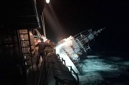 【影】還有28人在水裡！泰國軍艦「遭巨浪拍打」毀壞電力系統「傾斜沉沒」