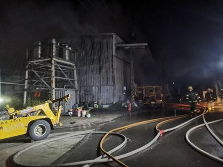 【影】朱宗慶樂團八里倉庫燒了！新北5工廠大火傳爆炸　延燒逾600坪