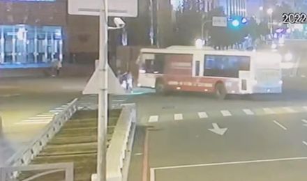 台中公車撞死母子！妻推夫救子遭拖行…心碎影像曝光！
