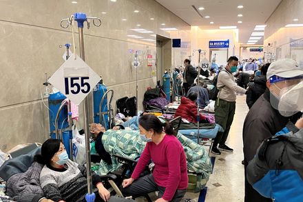 走廊都是人！上海疫情肆虐或已逾７成感染　老年病患塞爆醫院