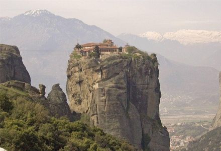 修道士築「天空之城」苦行　希臘空中修道院傳世千年