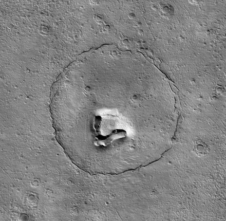 NASA探測衛星拍下驚喜！火星表面竟出現可愛熊臉