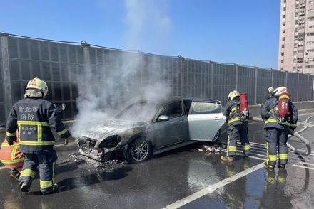 快訊/台64線中和段火燒車　轎車行駛中自燃無人傷
