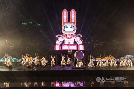 影/台灣燈會點亮台北「玉兔壯彩」炫目　日韓團體表演吸睛
