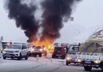 影/驚！甘肅蘭州逾20輛車追撞起火　猛烈火舌直衝天際黑煙不斷竄出