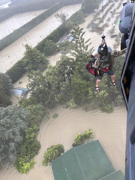熱帶氣旋襲紐西蘭「4死、萬人失去家園」　軍方出動直升機吊掛救援