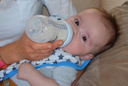 奶粉怎麼挑？嬰兒配方奶標榜「增強免疫系統」！今研究證實：多無科學證明