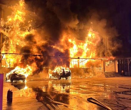 影/曼谷警局遭大火吞噬...「官方文件」全成助燃物　一小時後整棟樓被燒到精光