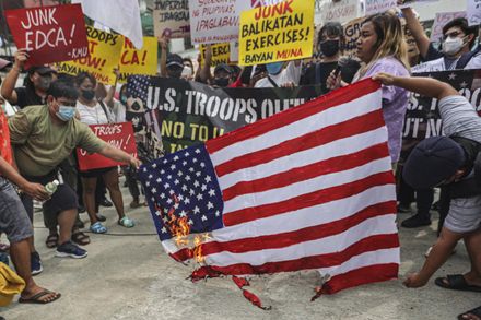 美菲「肩並肩」聯合軍演登場　開幕式外菲國民眾示威焚燒美國國旗