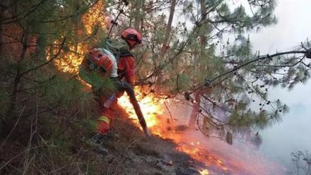 影/雲南玉溪山火連燒多天仍在蔓延　逾千消防多次馳援